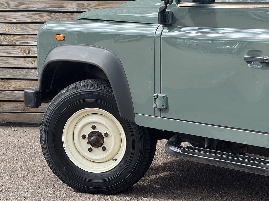 Land Rover Defender 90 Defender 90 Hard Top Td White #14