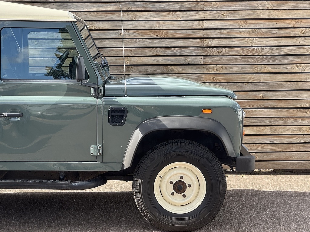 Land Rover Defender 90 Defender 90 Hard Top Td White #13