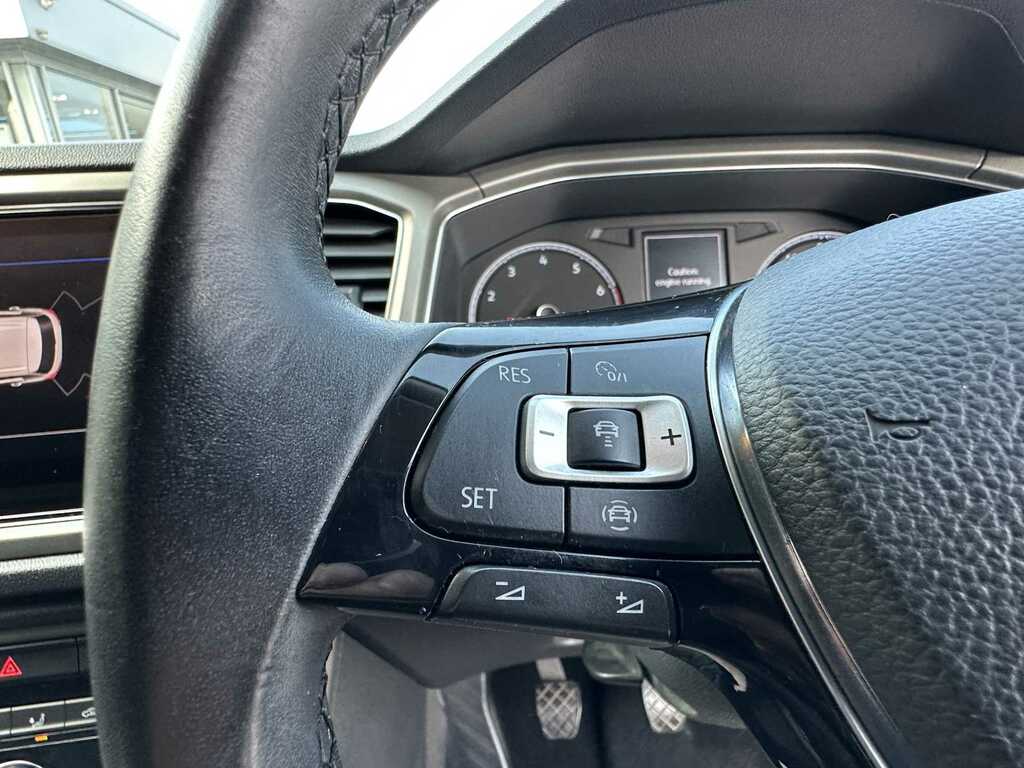 Volkswagen T-Roc T-roc Se Tsi Red #17
