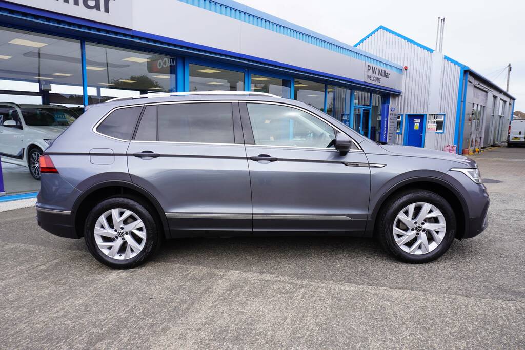 Volkswagen Tiguan Allspace 1.5 Tsi Life Dsg Euro 6 Ss Grey #2