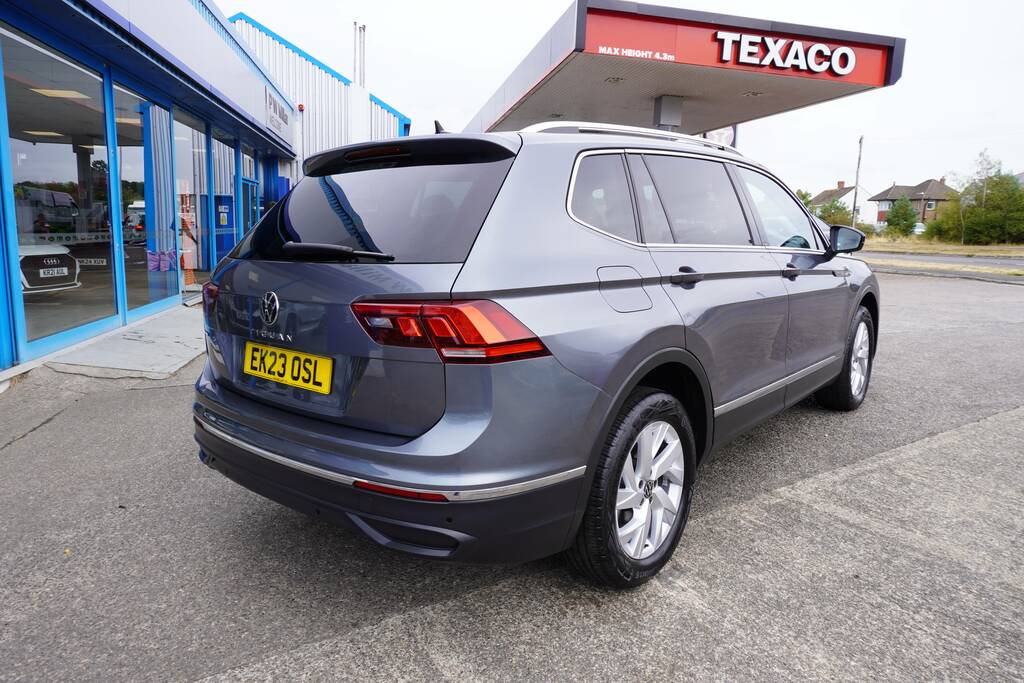 Volkswagen Tiguan Allspace 1.5 Tsi Life Dsg Euro 6 Ss Grey #3