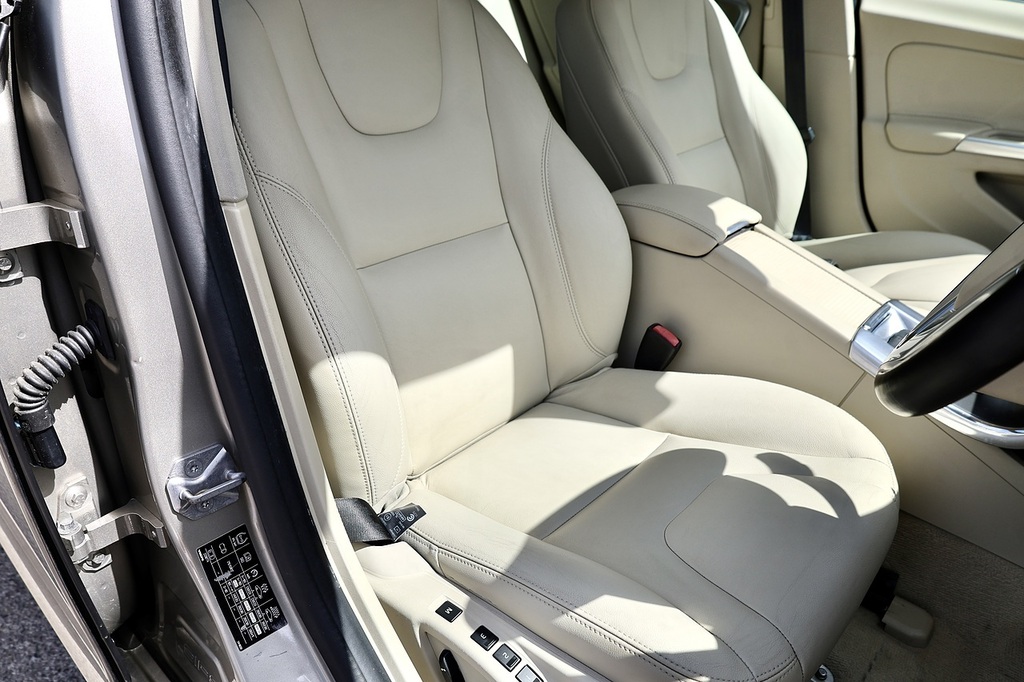 Volvo S60 D2 R-design 4-Door 10 Volvo Main Dealer Services F Black #11