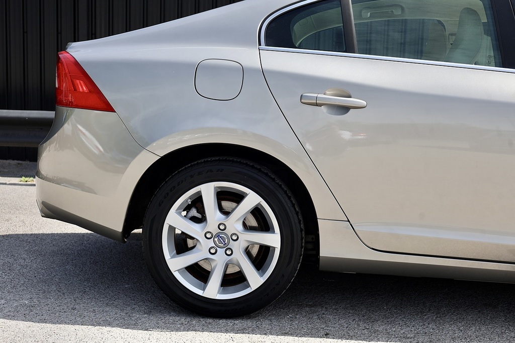 Volvo S60 D2 R-design 4-Door 10 Volvo Main Dealer Services F Black #22