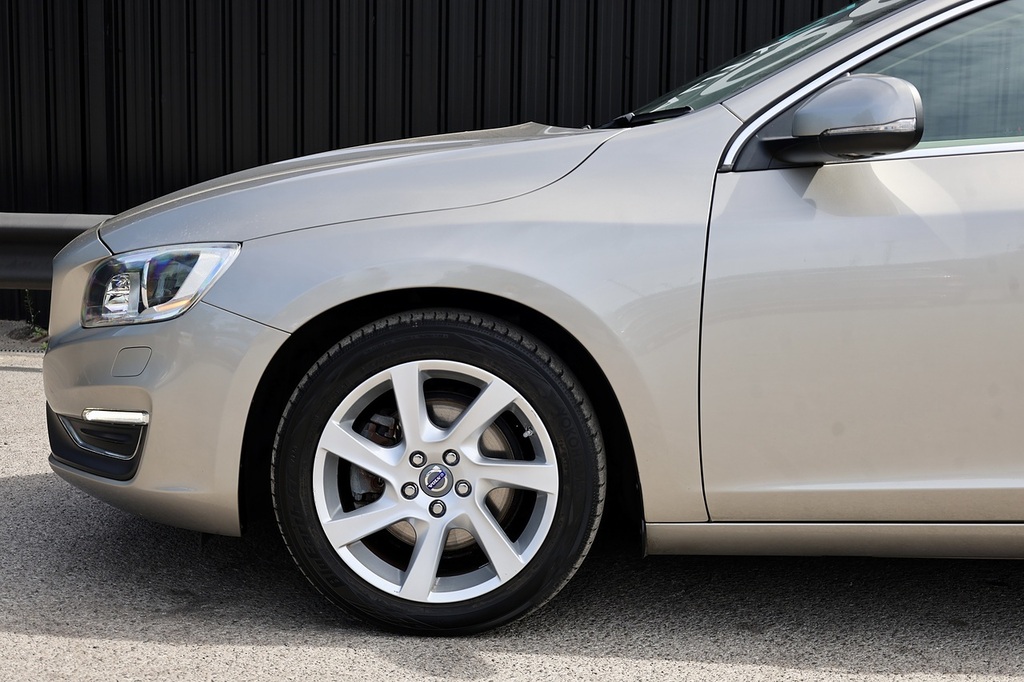 Volvo S60 D2 R-design 4-Door 10 Volvo Main Dealer Services F Black #36