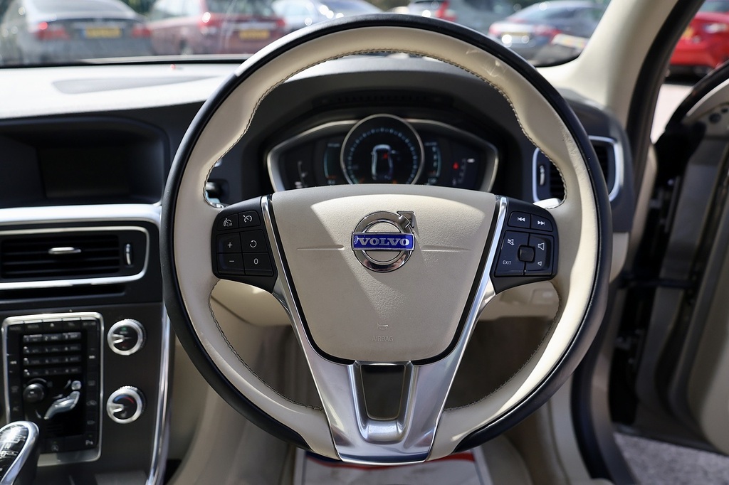 Volvo S60 D2 R-design 4-Door 10 Volvo Main Dealer Services F Black #19
