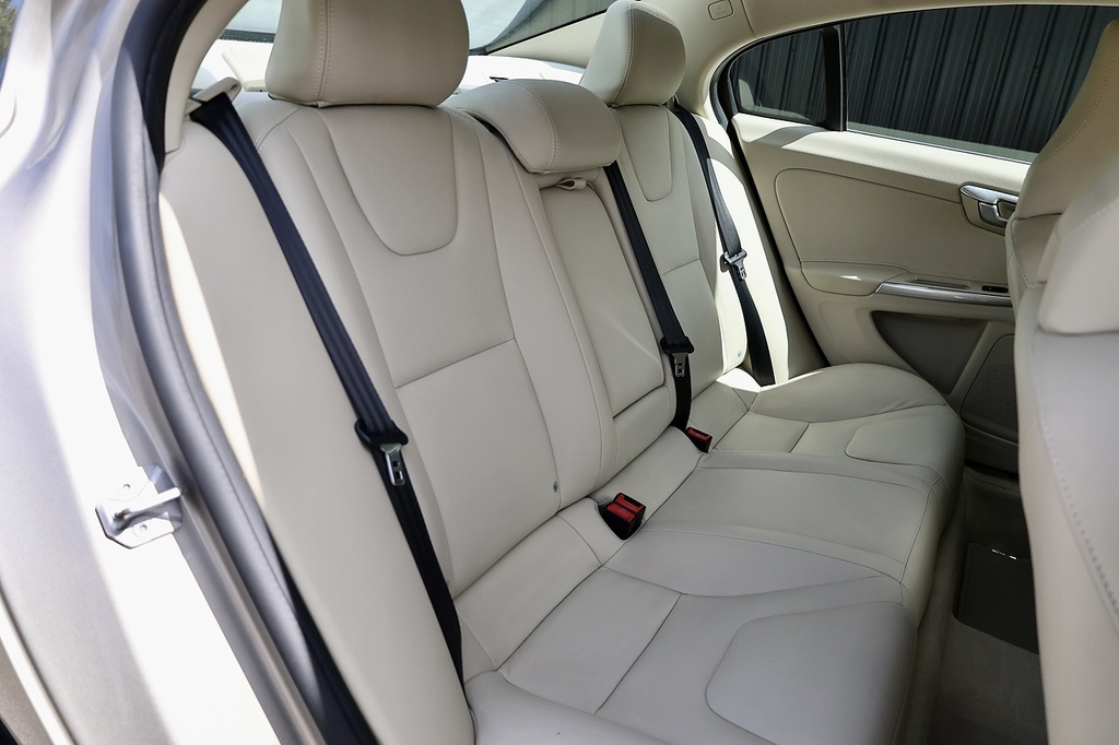 Volvo S60 D2 R-design 4-Door 10 Volvo Main Dealer Services F Black #26