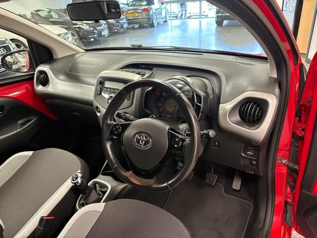 Toyota Aygo 1.0 Vvt-i X-play Hatchback Euro Red #2