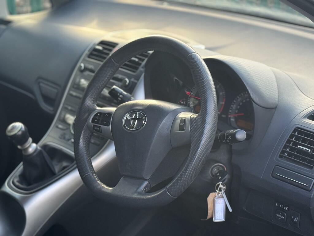 Toyota Auris 1.6 V-matic Sr Euro 5 201010 Silver #2