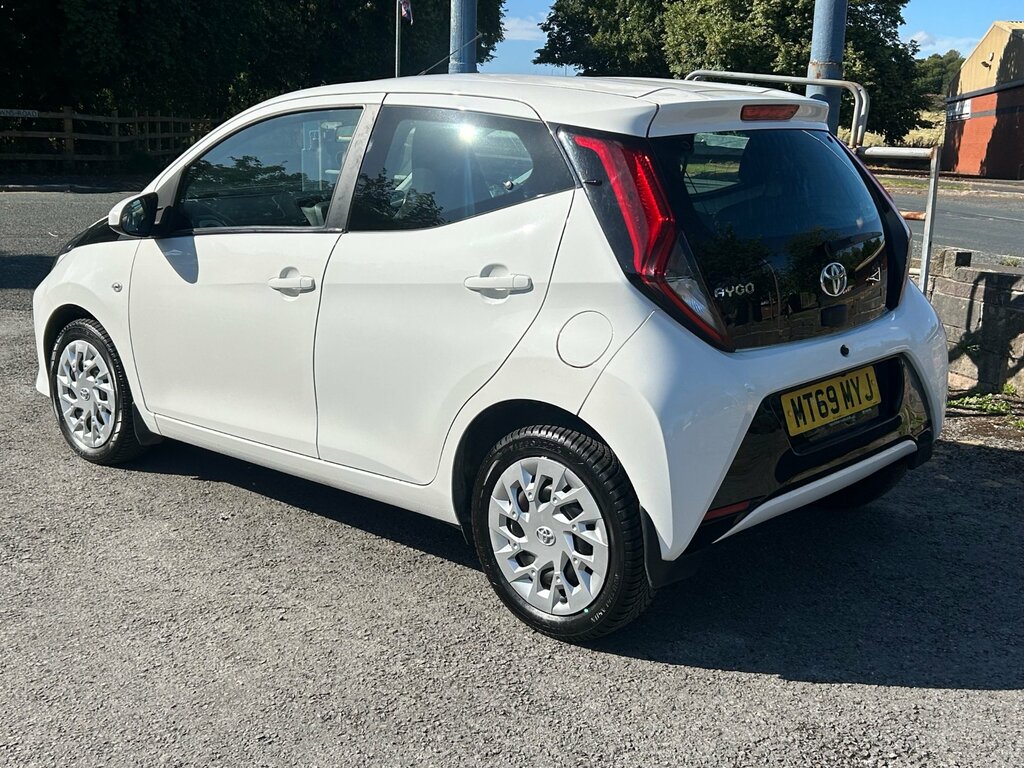 Toyota Aygo 1.0 Vvt-i X-play Hatchback X-shift Euro White #3