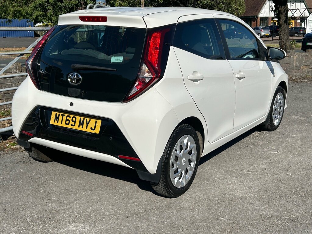 Toyota Aygo 1.0 Vvt-i X-play Hatchback X-shift Euro White #2