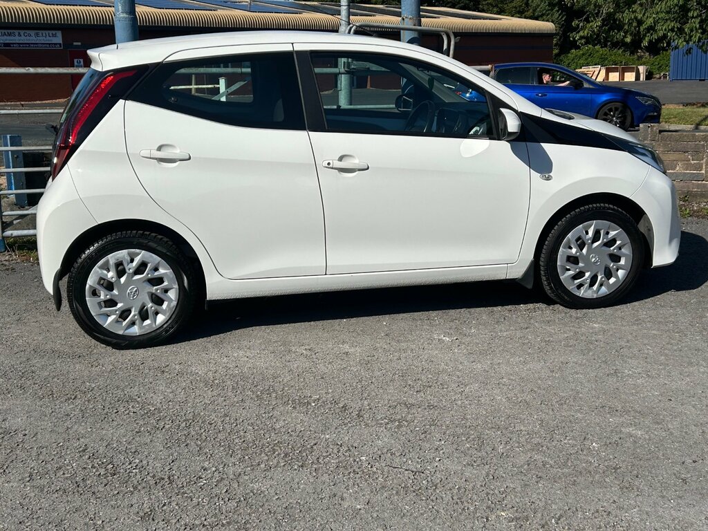 Toyota Aygo 1.0 Vvt-i X-play Hatchback X-shift Euro White #4