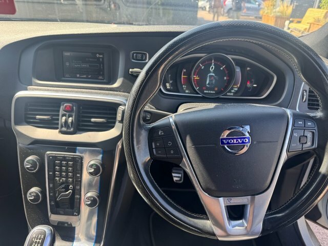 Volvo V40 2015 1.6 D2 R-design Hatchback E White #6