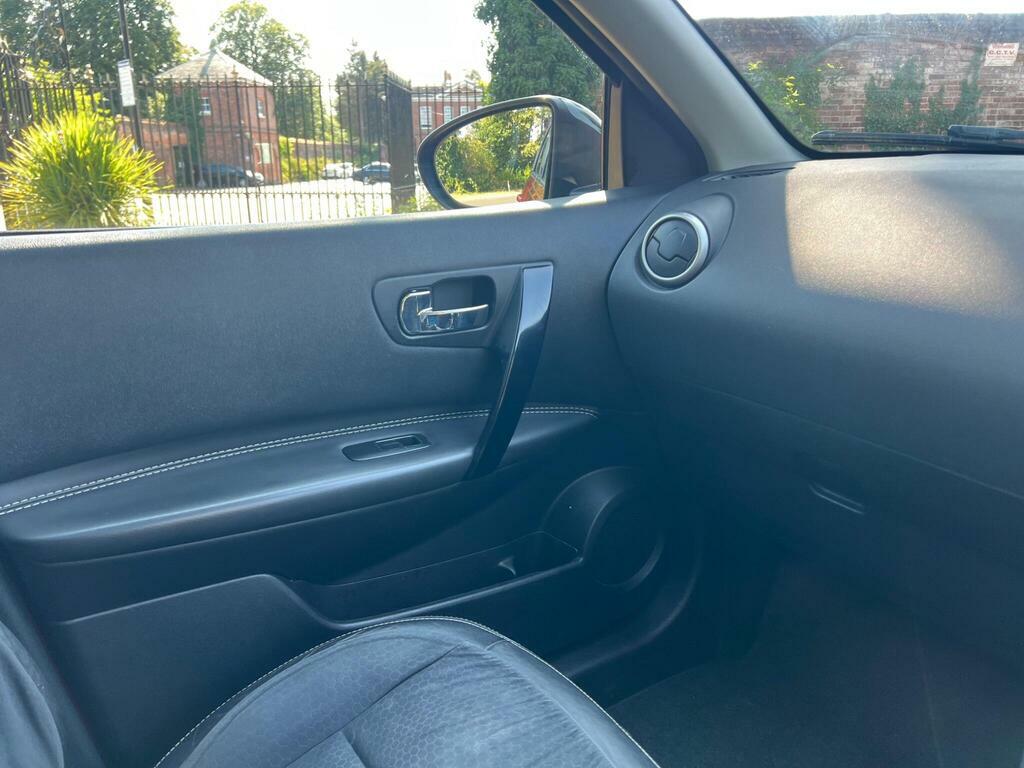 Nissan Qashqai Hatchback Red #36