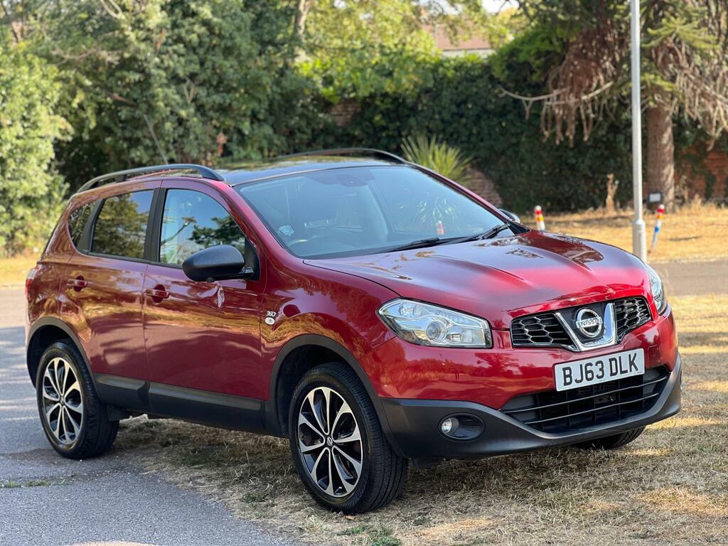 Nissan Qashqai Hatchback Red #1