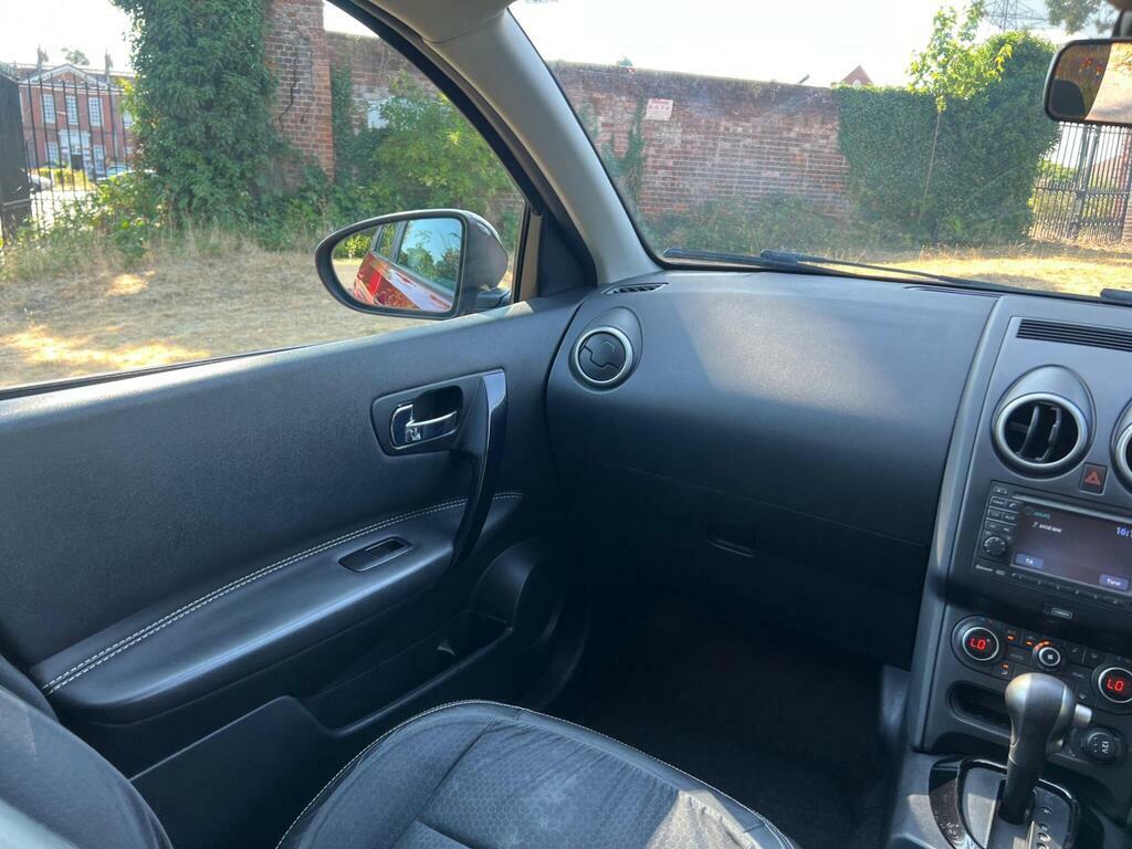 Nissan Qashqai Hatchback Red #28