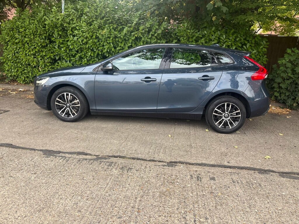Volvo V40 2.0 D3 Momentum Nav Plus Euro 6 Ss KT67UKC Blue #2