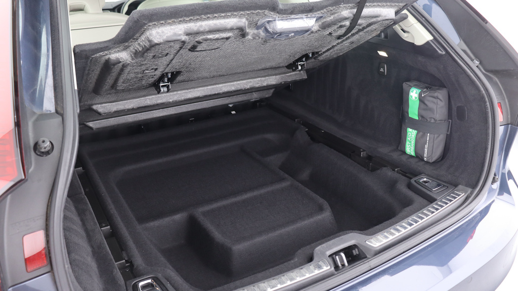 Volvo V90 Ultimate, B5 Mild Hybrid, Dark Lane Keeping-panor Silver #50