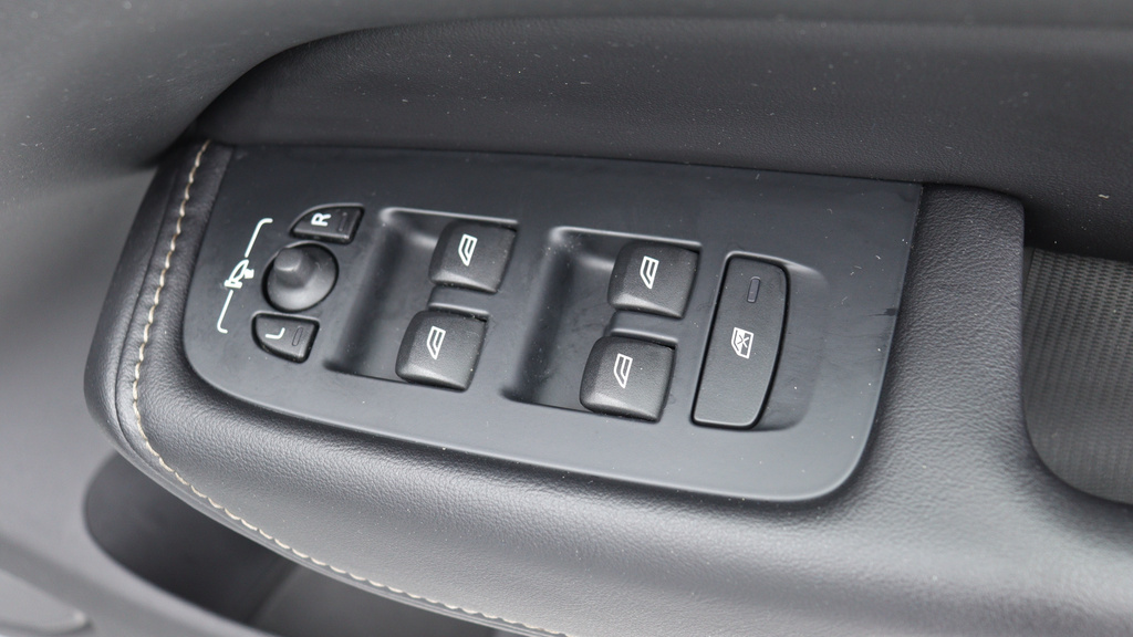 Volvo XC60 T4 Edition Sunroof, Rear Camera, T4 Edition Grey #24