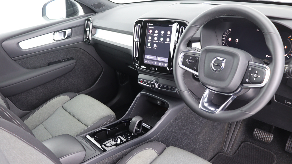 Volvo XC40 B4 P Awd Plus Dark Park Camera, Heated Seats, A FV22WTT  #4