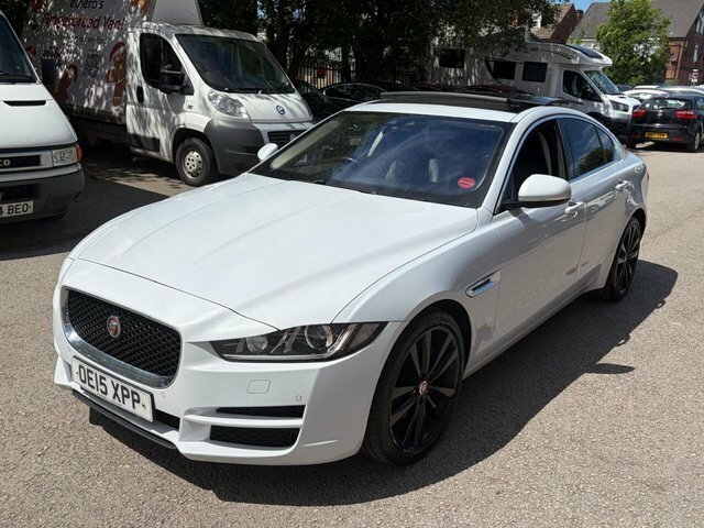Jaguar XE Saloon White #4