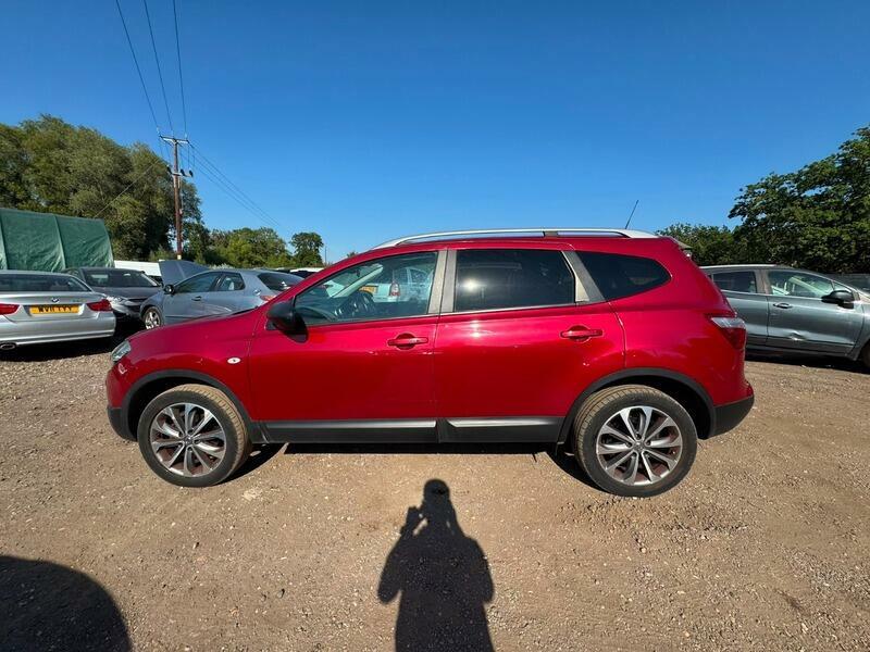 Nissan Qashqai+2 Tekna Red #4