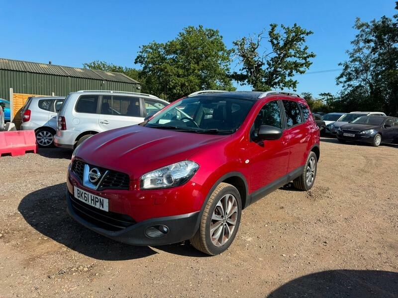 Nissan Qashqai+2 Tekna Red #3