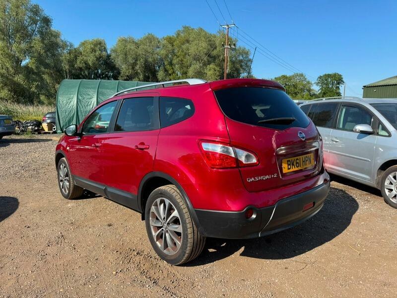 Nissan Qashqai+2 Tekna Red #5