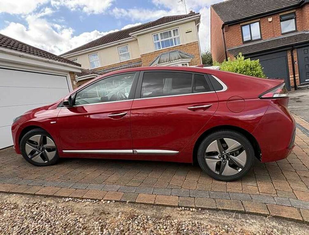 Hyundai Ioniq Premium Hybrid 1.6 Gdi Hev 141Ps Red #3