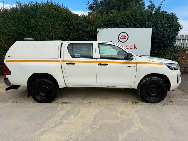 Toyota HILUX 2.4 D-4d Active Pickup Double Cab Manua White #2
