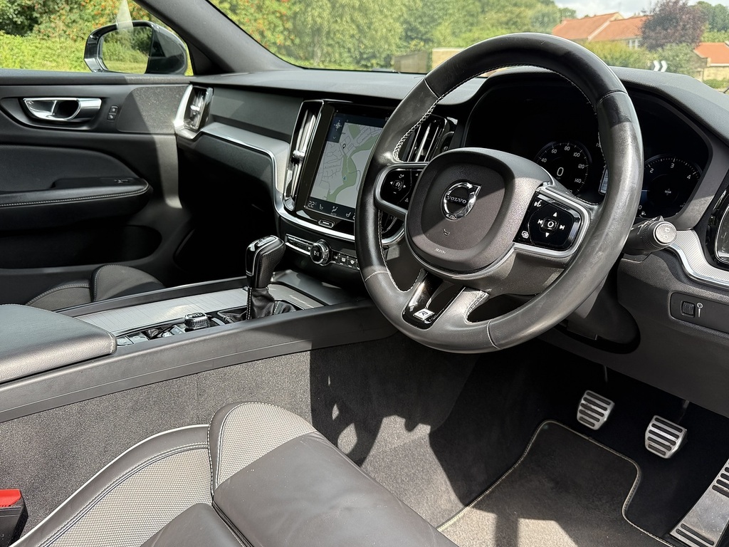 Volvo V60 2.0 D4 190 Momentum Black #8
