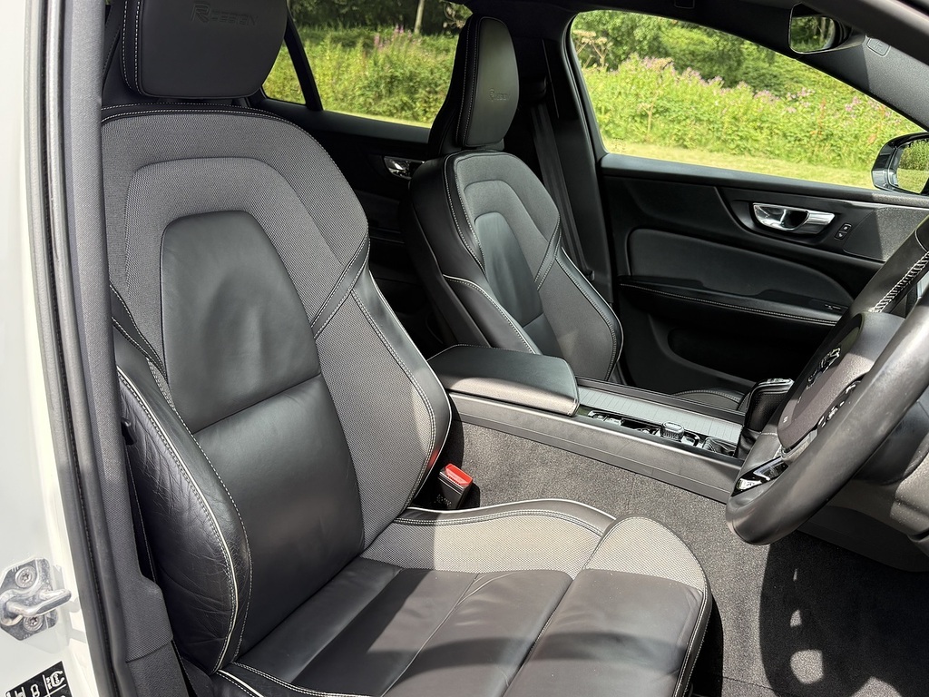 Volvo V60 2.0 D4 190 Momentum Black #9