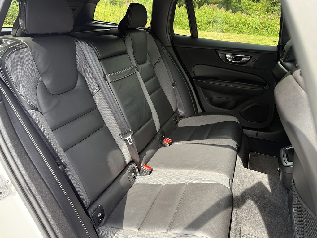 Volvo V60 2.0 D4 190 Momentum Black #15
