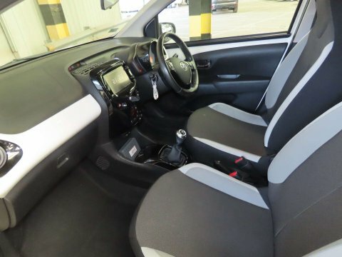 Toyota Aygo X -Press Vvt-i White #6