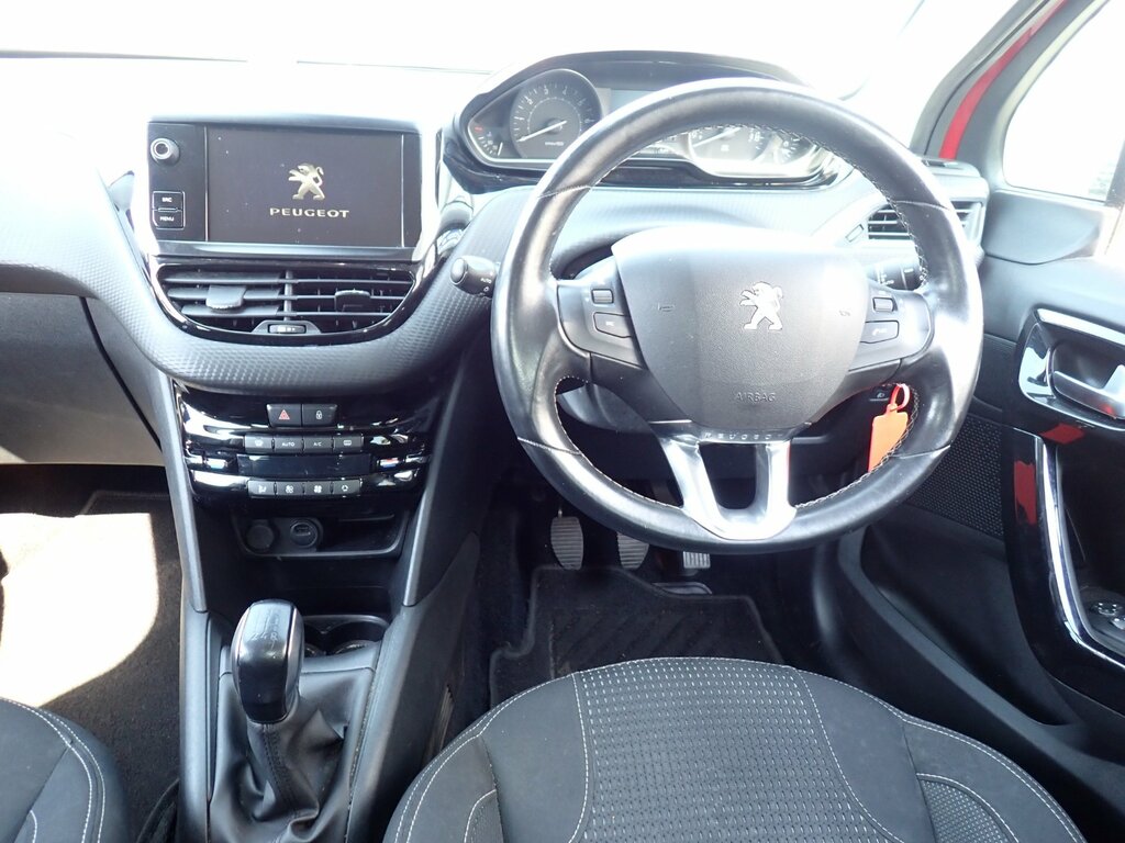 Peugeot 208 1.2 Puretech Tech Edition Hatchback Man Red #2