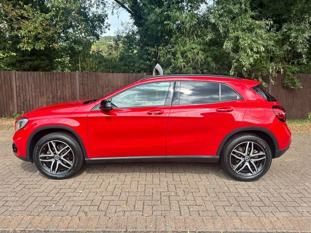Mercedes-Benz GLA Class Gla 180 Urban Edition Red #2