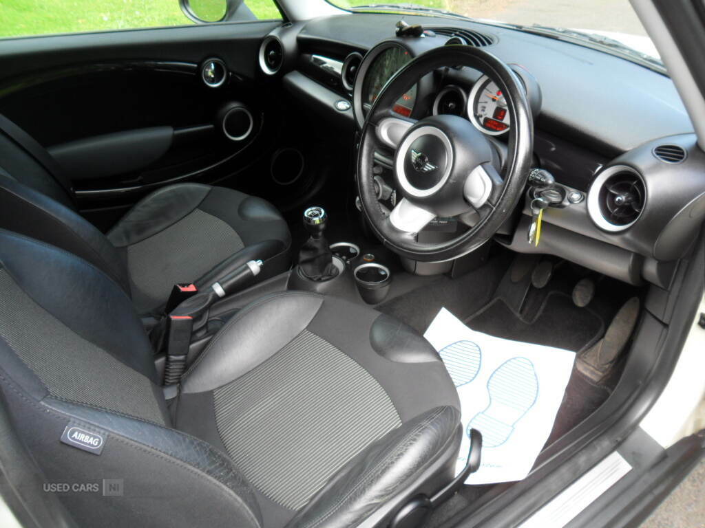 Mini Hatch 1.6 Cooper D White #6