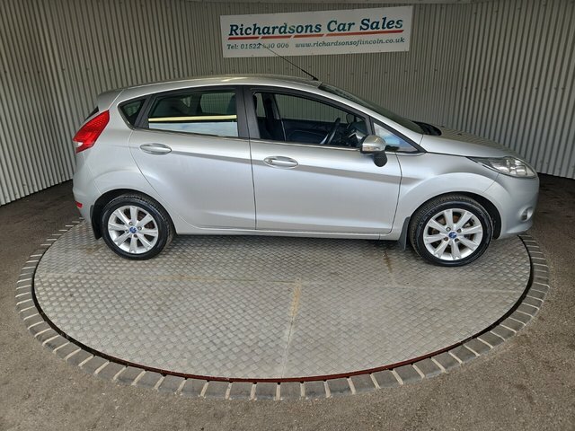 Ford Fiesta 1.25 Zetec Hatchback 129 G Km 8 Silver #4