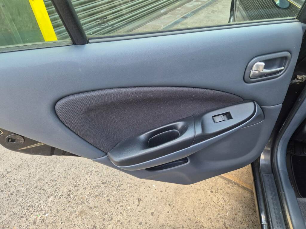 Nissan Almera Hatchback 1.5 S 200505 Blue #32