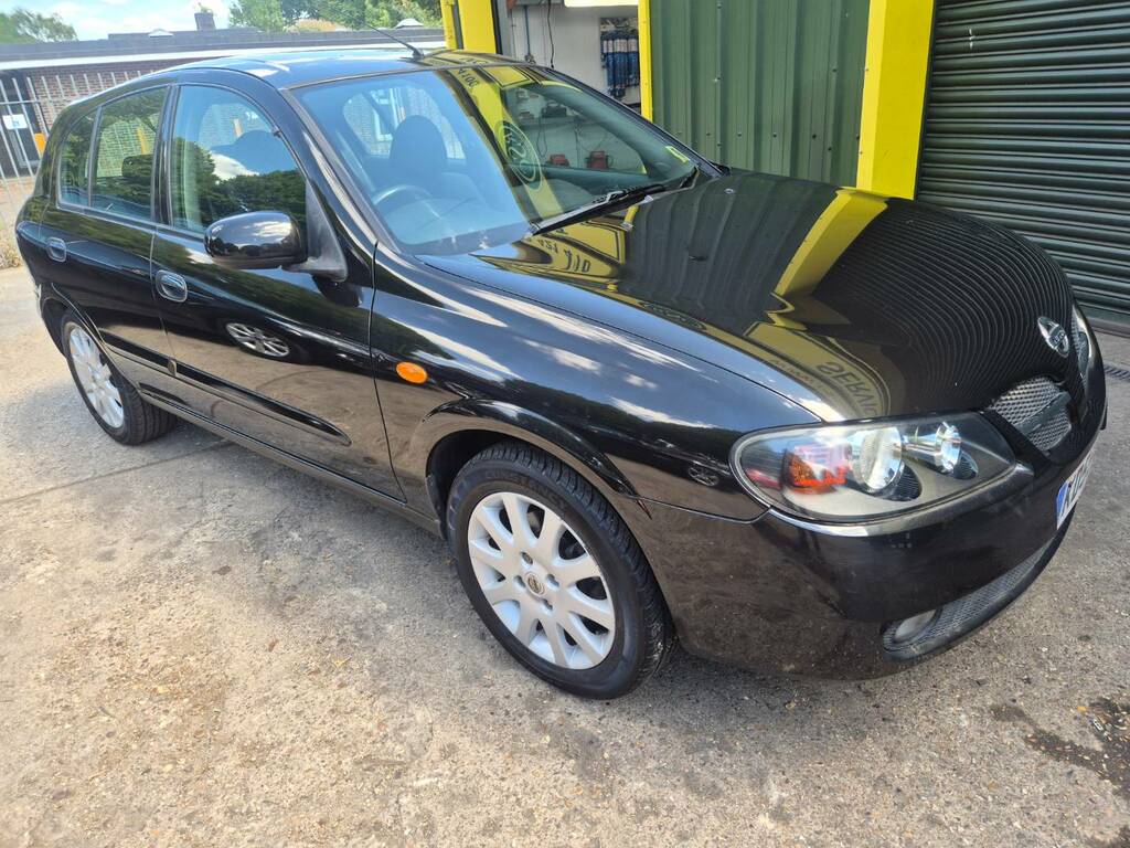 Nissan Almera 1.5 Se Black #2