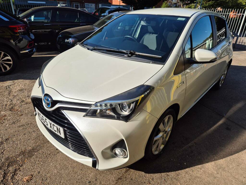 Toyota Yaris 1.5 Hybrid Sport Cvt White