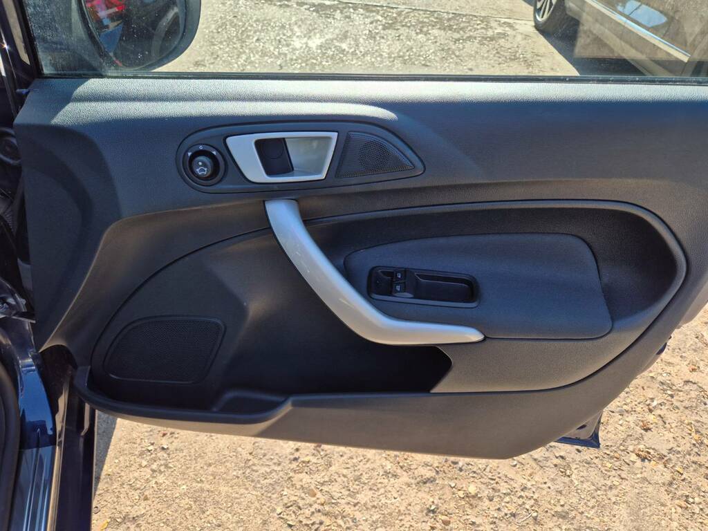 Ford Fiesta 2011 1.4 Zetec Hatchback 133 G Silver #17