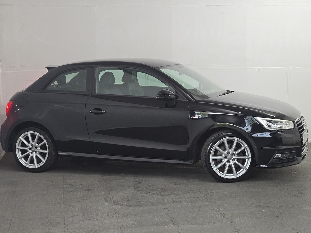 Audi A1 Tdi S Line Black #5