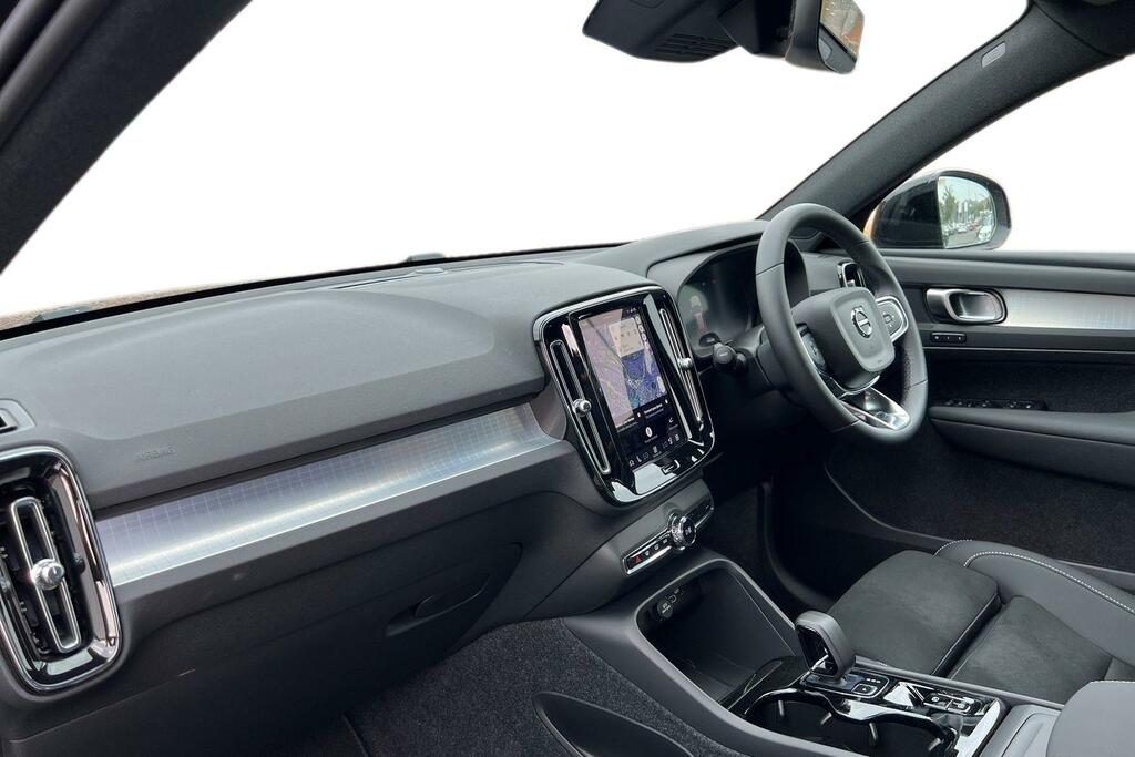 Volvo XC40 Plus, B3 Mild Hybrid, Dark Pre-reg - Deli Black #4