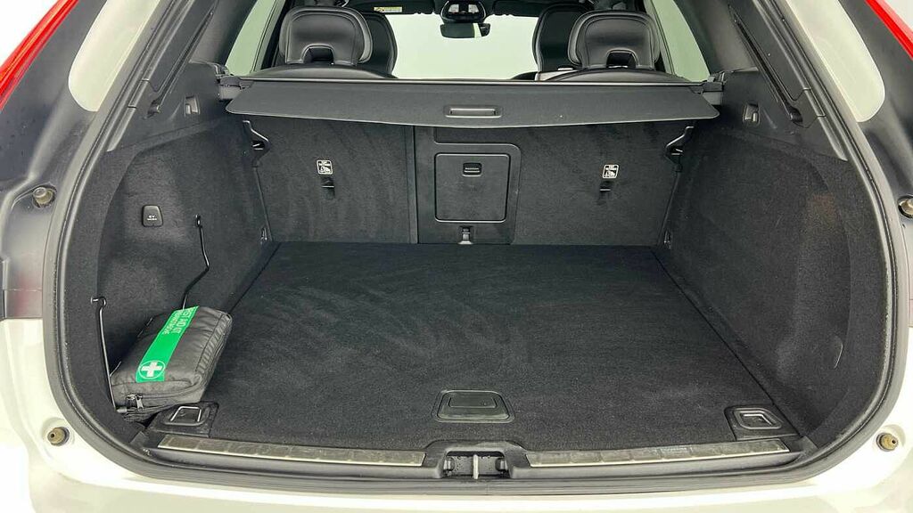 Volvo XC60 R-design, B4 Awd Mild Hybrid White #6