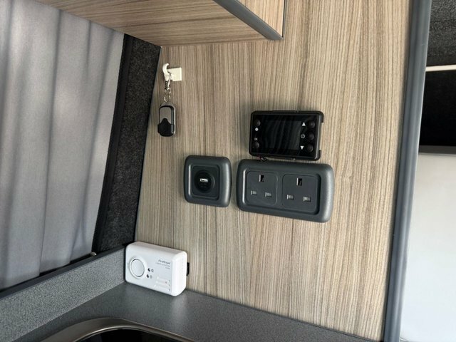 Volkswagen Transporter Panel Van T5.1 Dsg 215Hp Swb Kombi Trendline No Va Purple #37