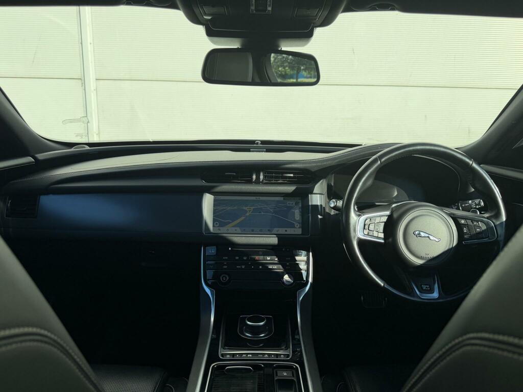 Jaguar XF 2.0D 180 R-sport Black #30