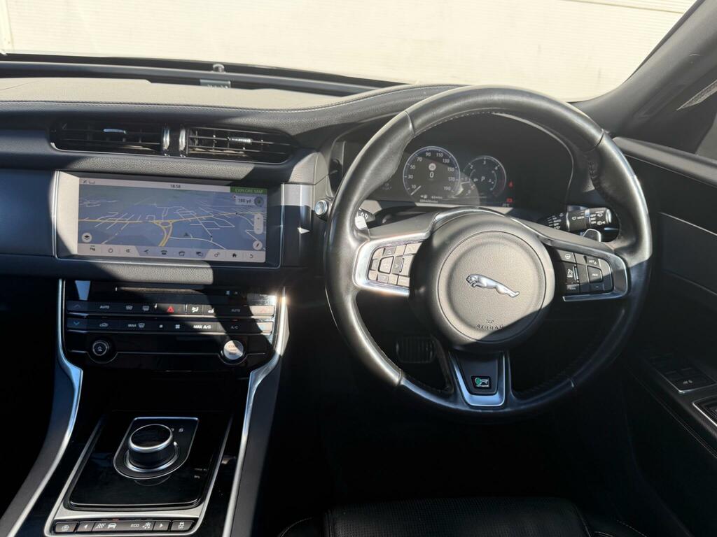 Jaguar XF 2.0D 180 R-sport Black #31