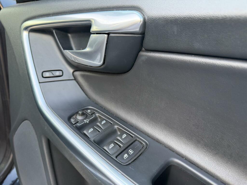 Volvo XC60 D4 181 R Design Lux Nav Geartronic - Suv 5 S White #29