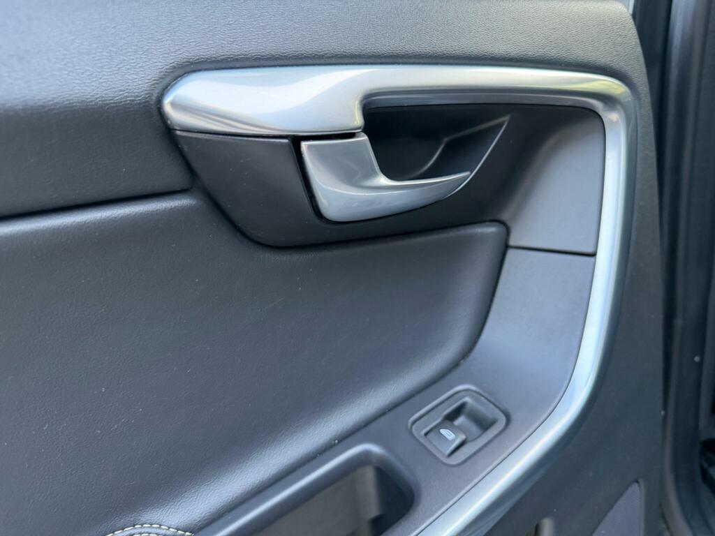 Volvo XC60 D4 181 R Design Lux Nav Geartronic - Suv 5 S White #31