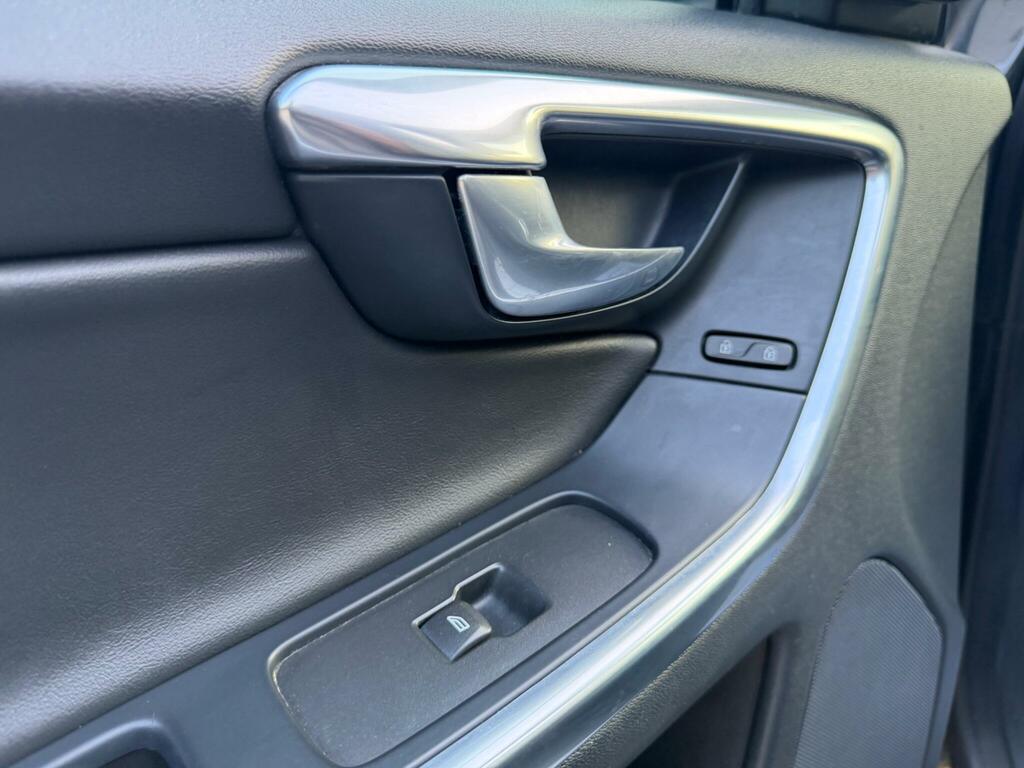 Volvo XC60 D4 181 R Design Lux Nav Geartronic - Suv 5 S White #32